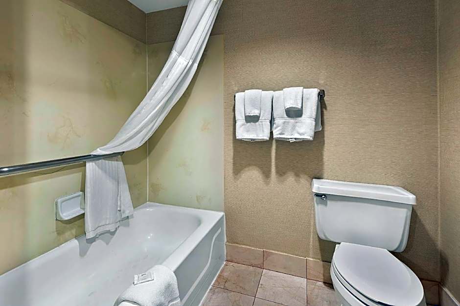 Hotel RL Cleveland Airport West