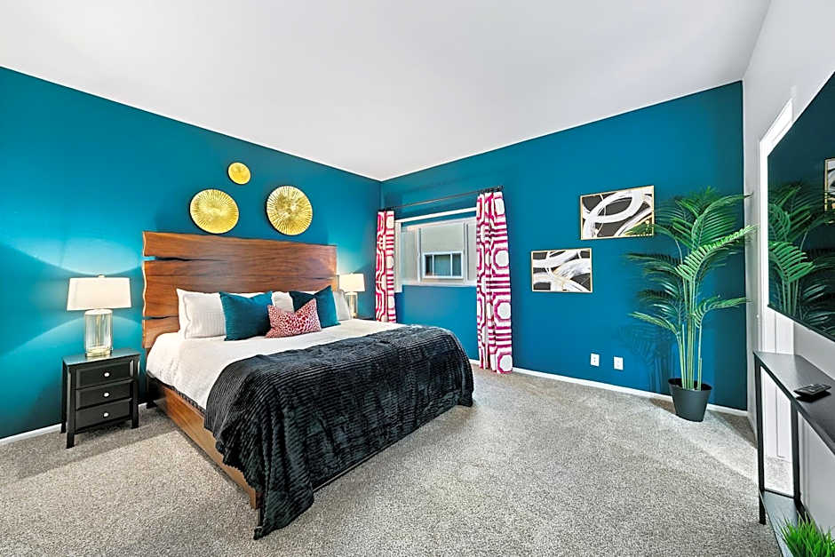 Beverly Hills Chic 2 bed 2bath with Patio and Parking 309