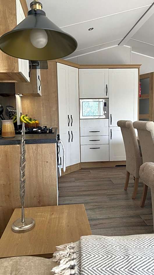 Lakeside Dorchester Lodge - Hot Tub with Fishing Peg