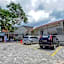 RedDoorz Plus near Patung Kuda Undip