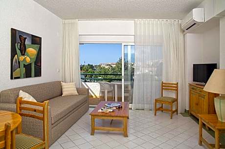 One-Bedroom Apartment with City View