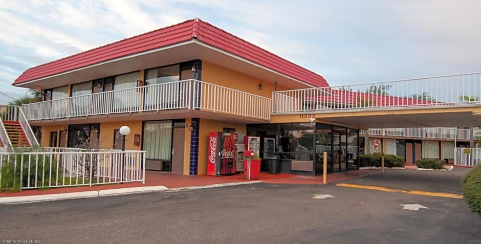 Express Inn & Suites - 5 Miles from St Petersburg Clearwater Airport