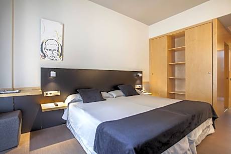 Double or Twin Room (1-2 Adults)