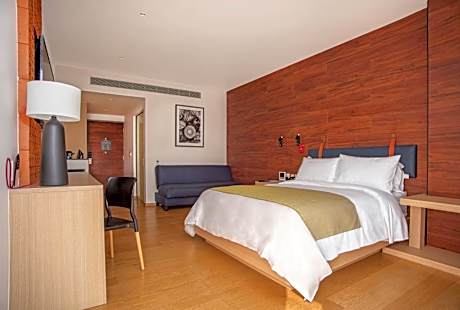 Queen Room - Mobility Accessible/High Floor