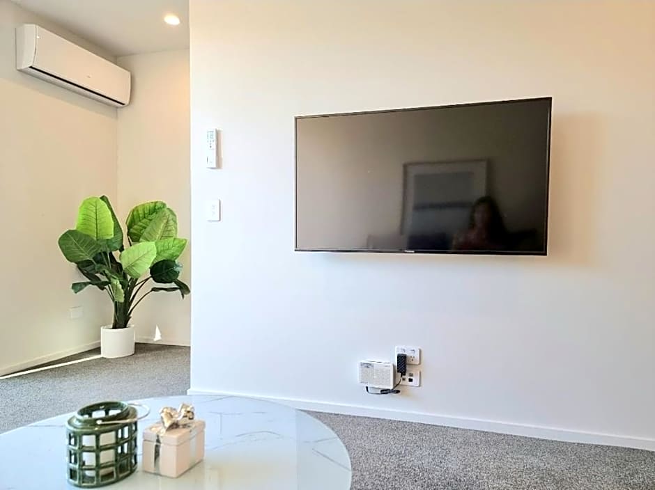 Addington townhouse with carpark 8mins walk to Hagley park south