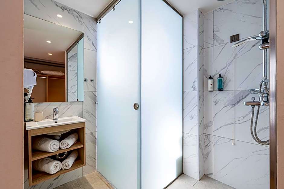 Sonia Hotel & Suites - Adults Only