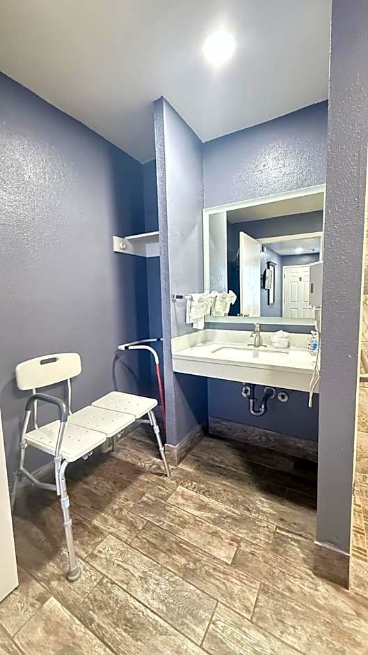 Fireside Inn By The Beach Boardwalk & Bowling