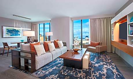 1 King 1 Bedroom Luxury Suite City View With Hearing Access