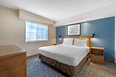 One-Bedroom King Suite with Sofa Bed and Wet Bar