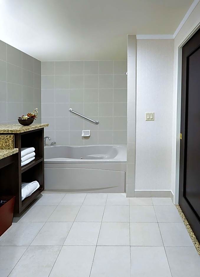 DoubleTree by Hilton Claremont