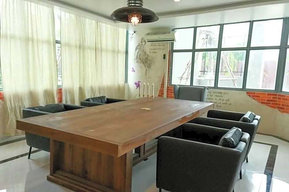 RQ Bangkok Sukhumvit 107 by Collection O