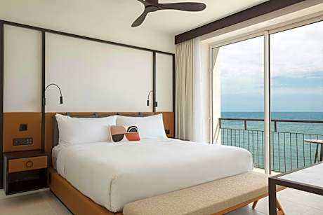 Riomar Round-trip Airport, Suite, 1 King, Beach Front, Balcony