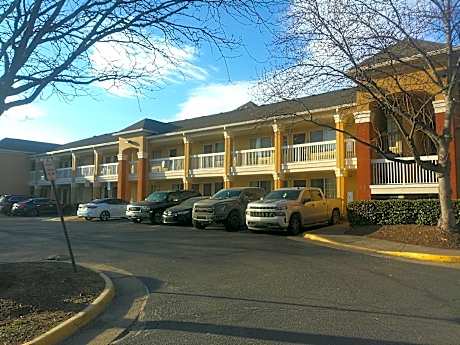 HomeTowne Studios Chantilly