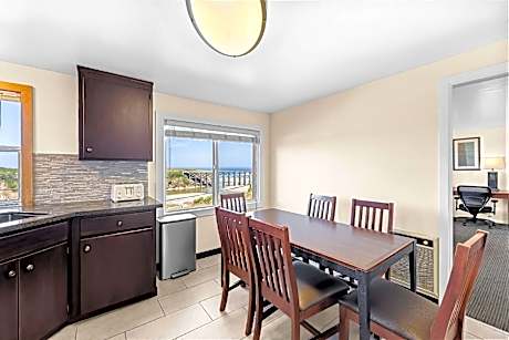 SUITE-2 QUEEN BEDS,NSMK,COTTAGE,LIVINGRM,FULL KITCHEN,HISPD,CONTINENTAL BREAKFAST