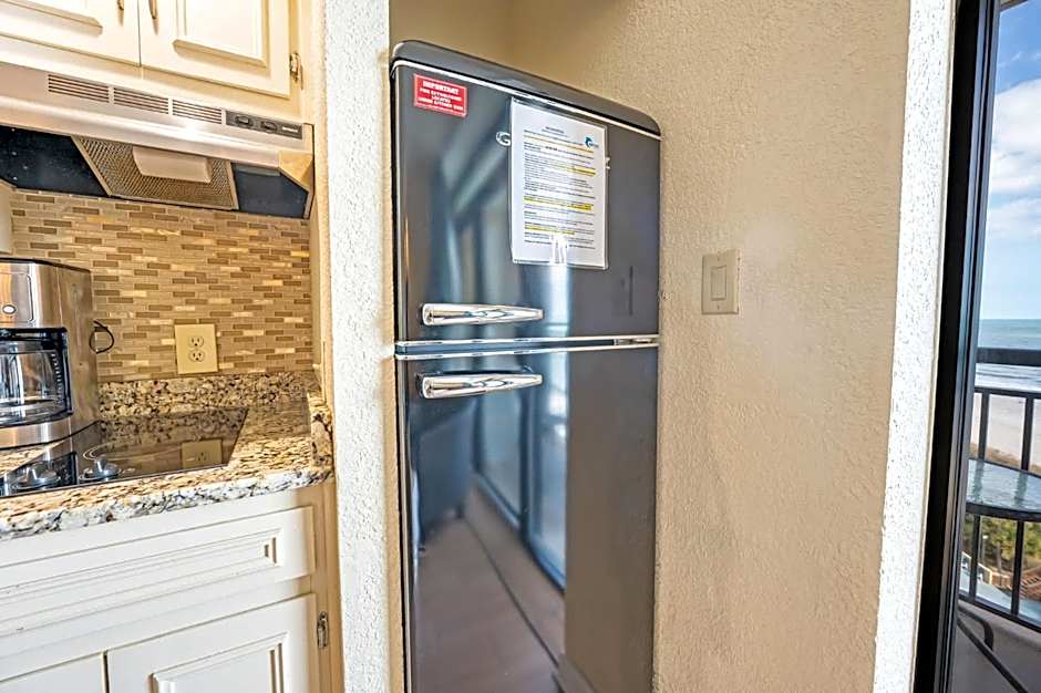 Oceanfront Views, Recently Renovated Kitchen,Pools