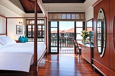 Water Chalet King
