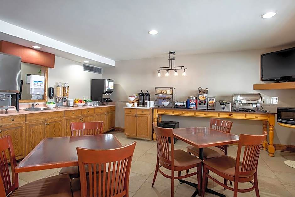 Travelodge Suites by Wyndham Regina - Eastgate Bay