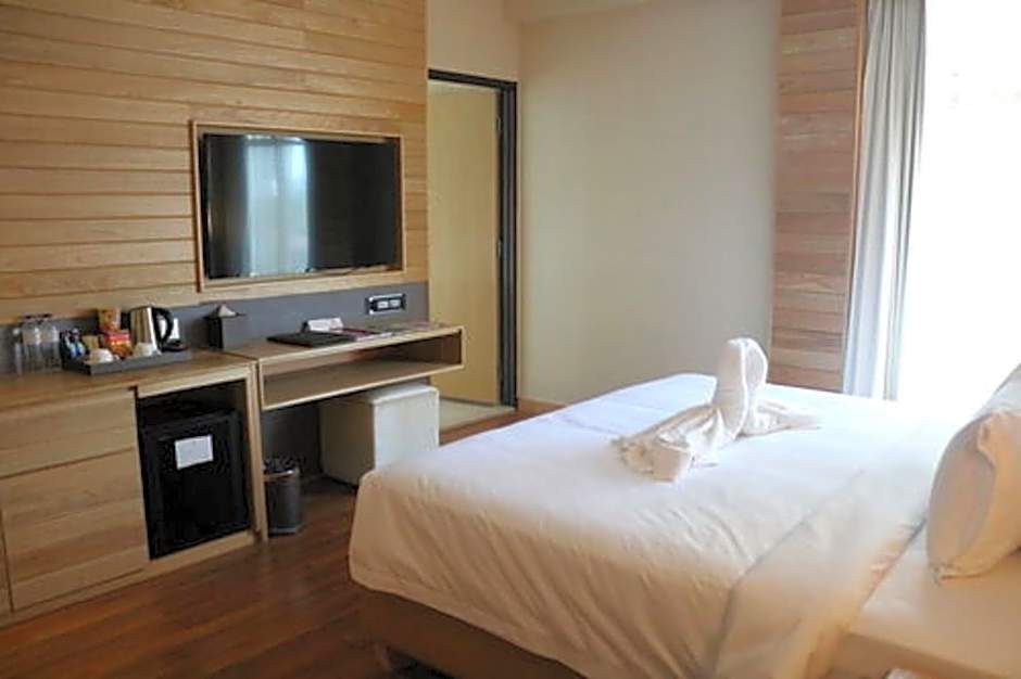 Photo 1 of 15 of Executive 1 King Bed, Bathtub