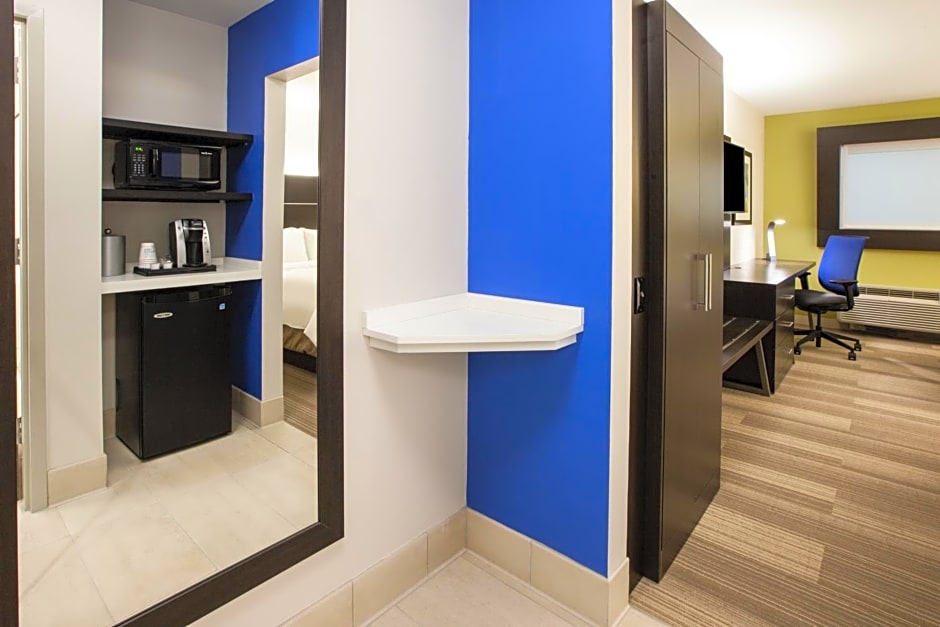 Holiday Inn Express Hotel & Suites Boston - Marlboro