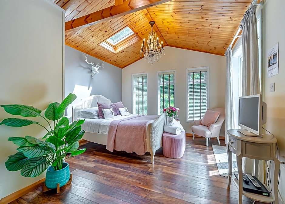 Charlesworth Lodges
