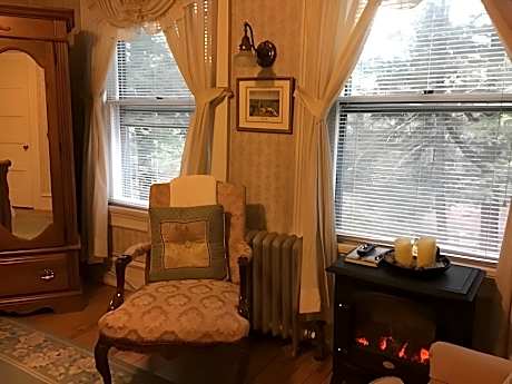 Victorian Room #2-Queen-Ensuite with Shower-Premium-Woodland view
