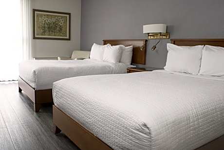 Garden side room with 2 Queen-size beds, shower/bath