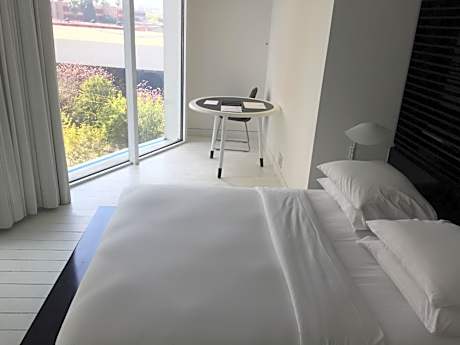 Corner Queen Room