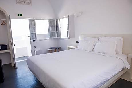 Honeymoon Suite with Outdoor Jetted Tub & Sea View