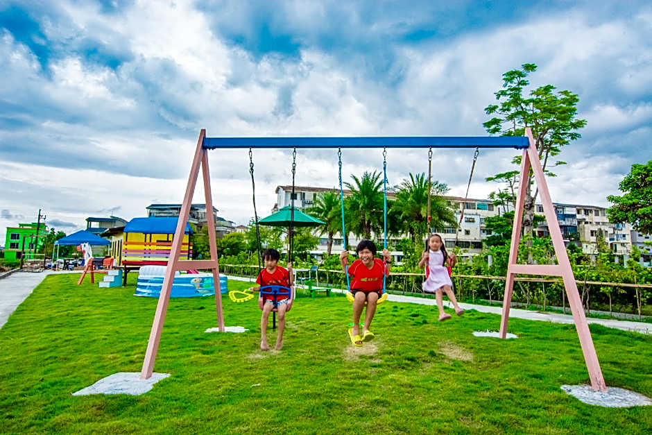 Colorful Wooden Horse Homestay – Luodong, WV