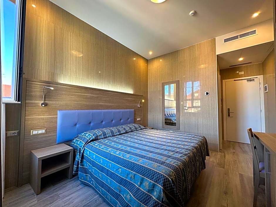 Hotel Midway