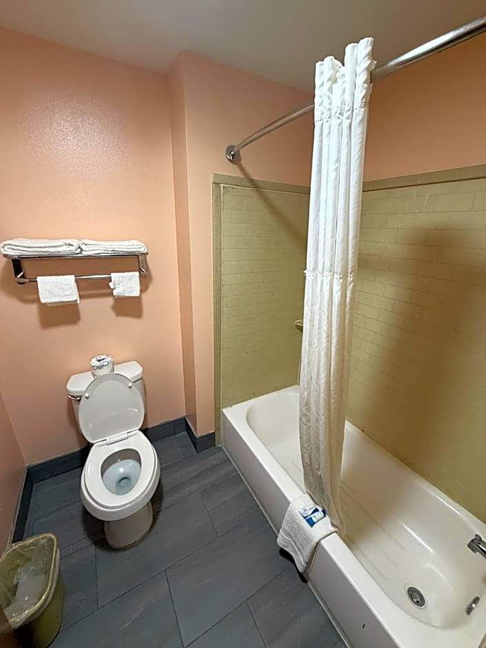 Paradise Inn & Suites