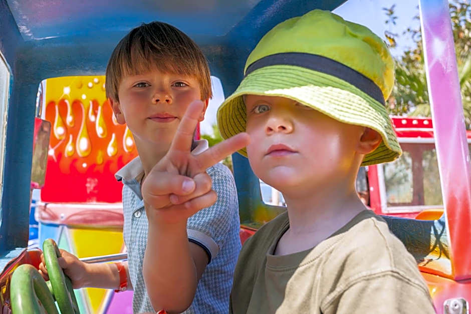 Iz Flower Side Beach Hotel