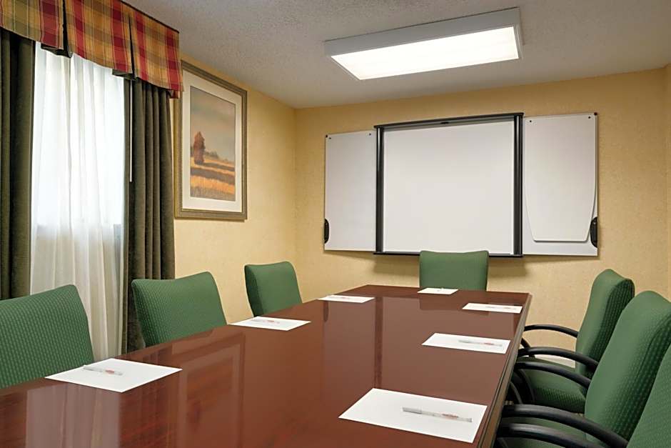 Hawthorn Suites by Wyndham Tinton Falls
