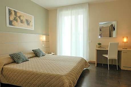 Superior Quadruple Room with Side Sea View