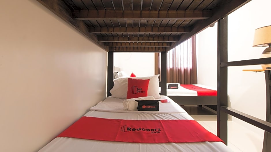Reddoorz Plus @ Diola Villamonte Bacolod