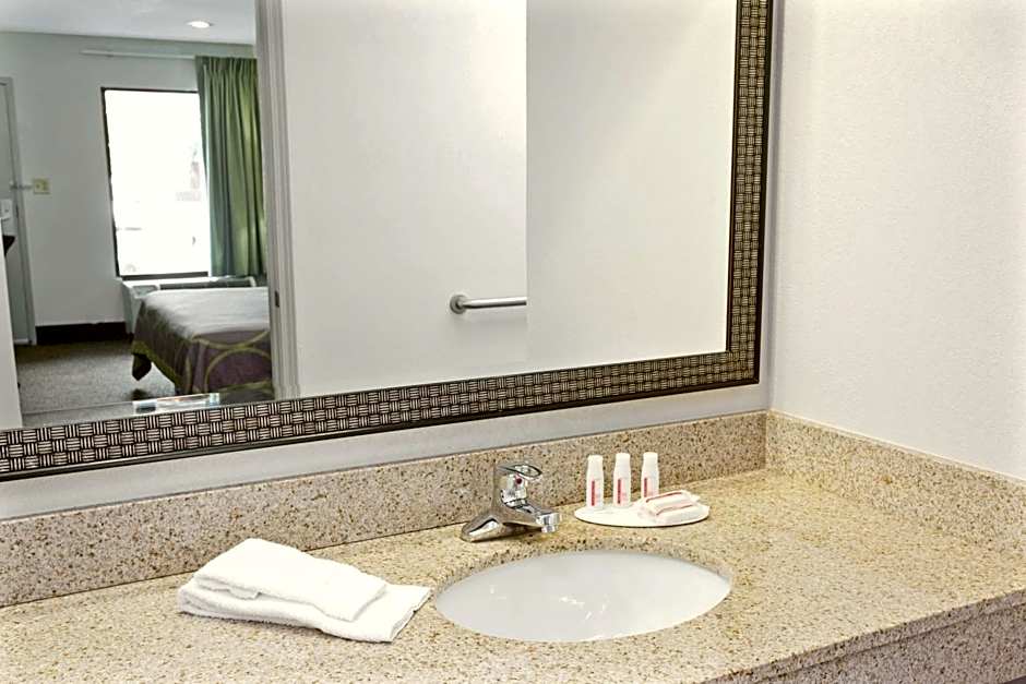 Super 8 by Wyndham Gainesville