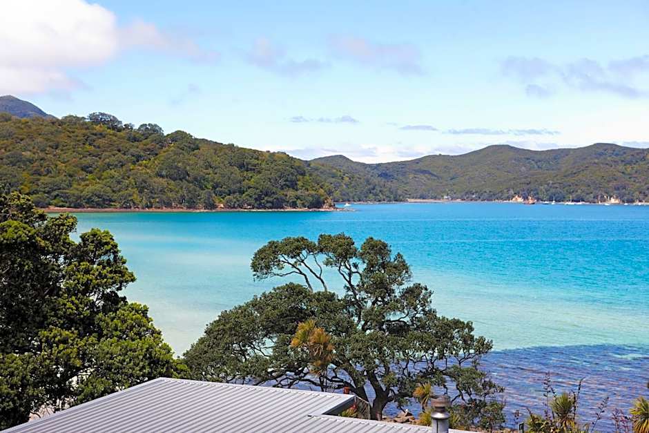 Tipi and Bobs Waterfront Lodge