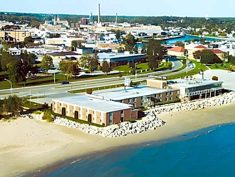 Lighthouse Inn - Two Rivers