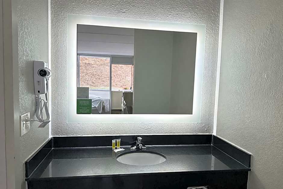 Super 8 by Wyndham Kingsport /I-81