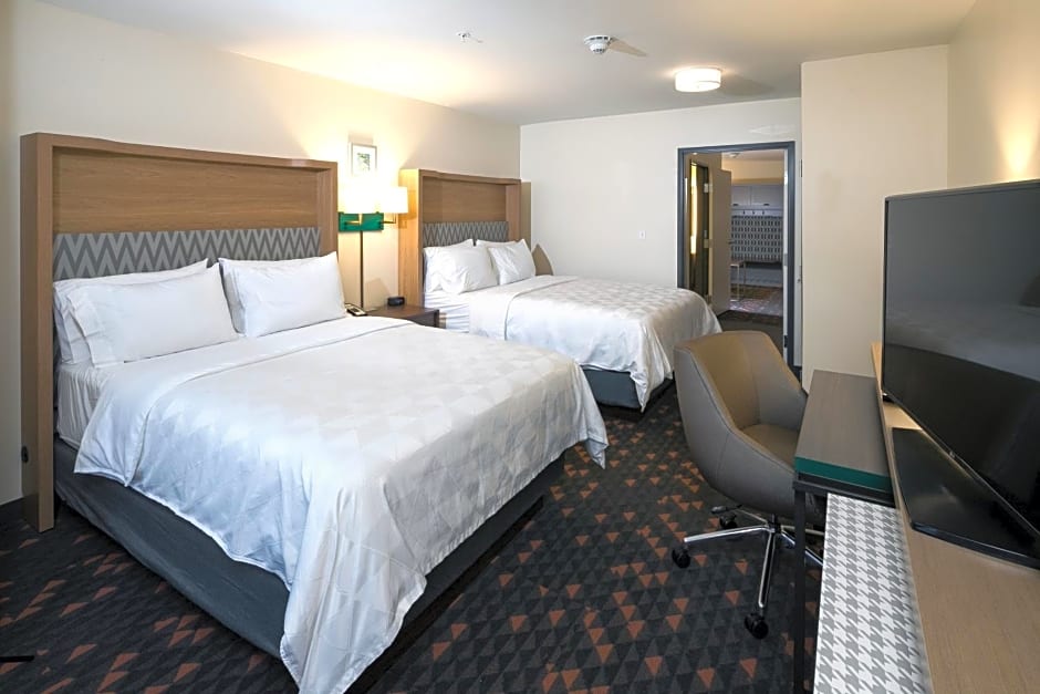 Holiday Inn & Suites - Detroit - Troy, an IHG Hotel