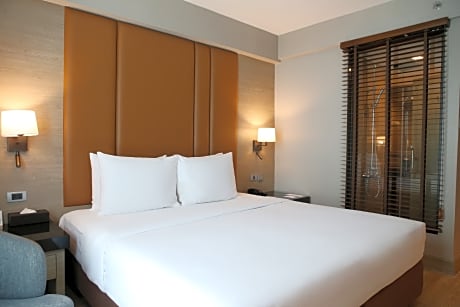 1 King Bed Club Premier Non-Smoking