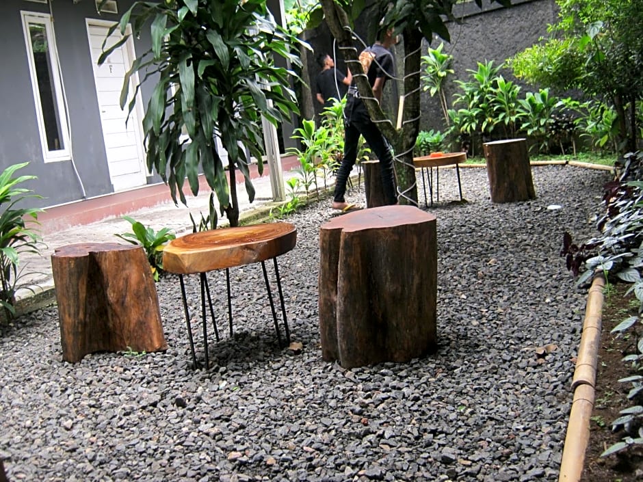 Aqilakost n Cafe Gadog Puncak