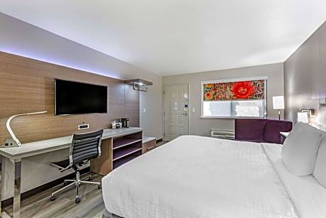 1 King Mobility Accessible Roll In Shower Microwave And Refrigerator Non-Smoking Full Breakfast