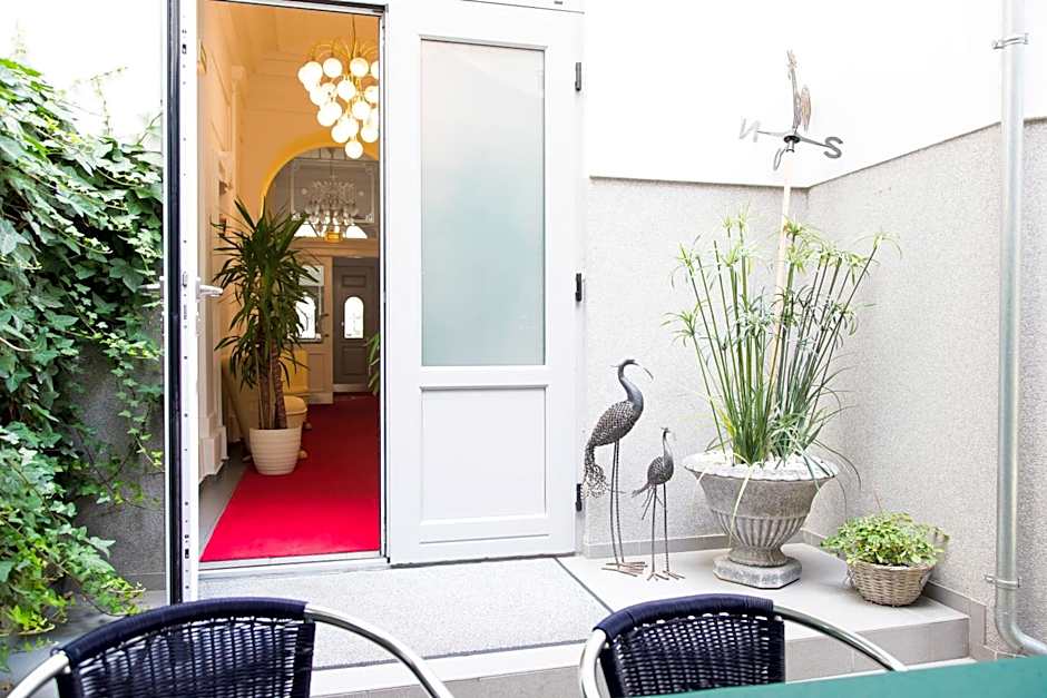 Very Central, 5 min to city center, Self Check In