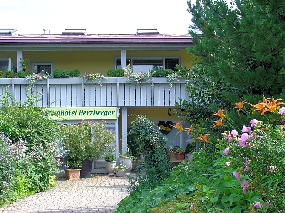 Landhotel Herzberger garni Zimmer & Ferienwohnungen