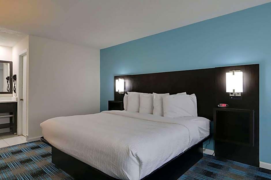 Travelodge by Wyndham Calhoun South I-75