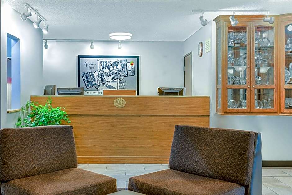 Super 8 by Wyndham Green Bay Near Stadium