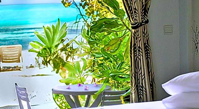 Crown Beach villas - direct access to bikini beach