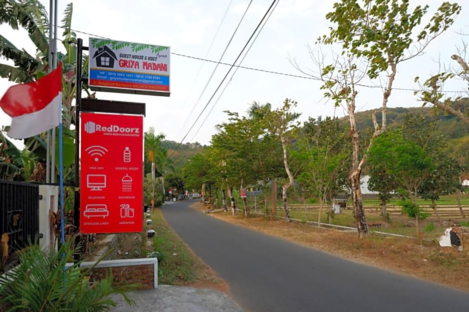 RedDoorz Syariah near Alun Alun Pacitan 2