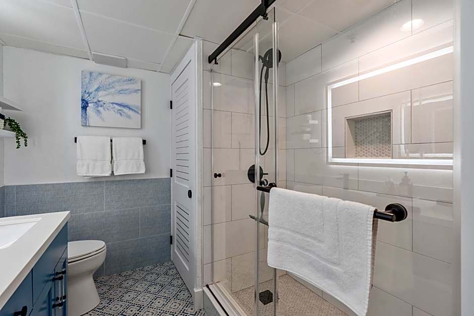 Modern Oceanfront 1 Bedroom Condo, Prime Location, Stunning Views at Beach Cove Resort